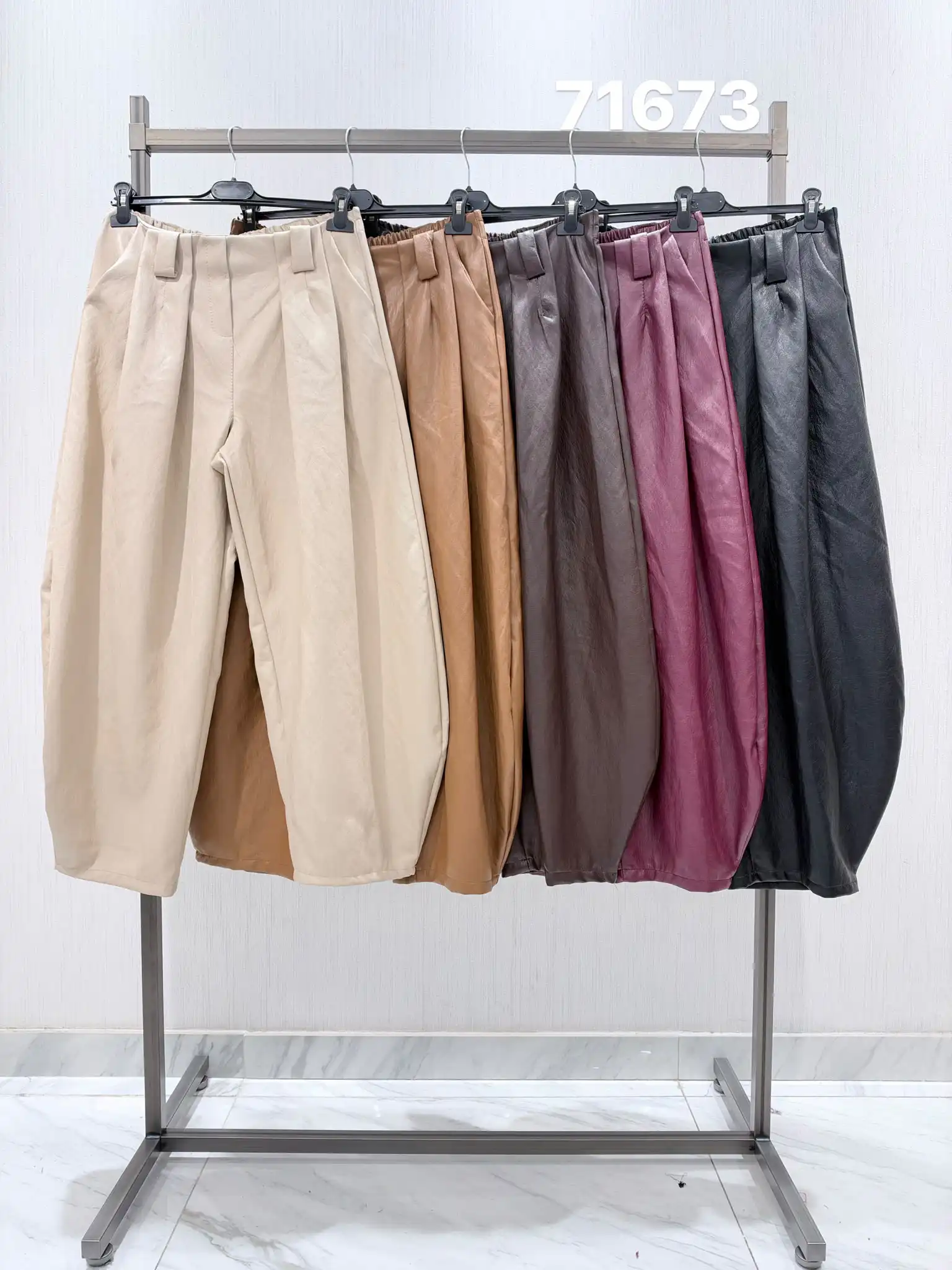 Lockere Hose mit Falten