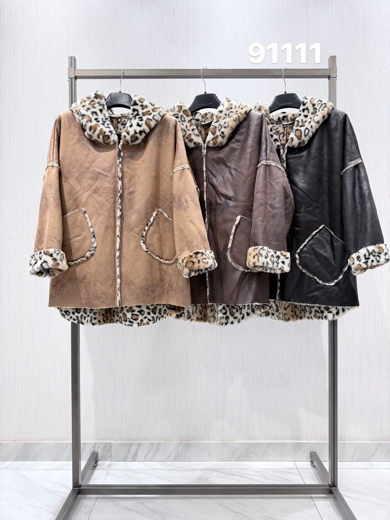 Lockere Jacke mit Kapuze