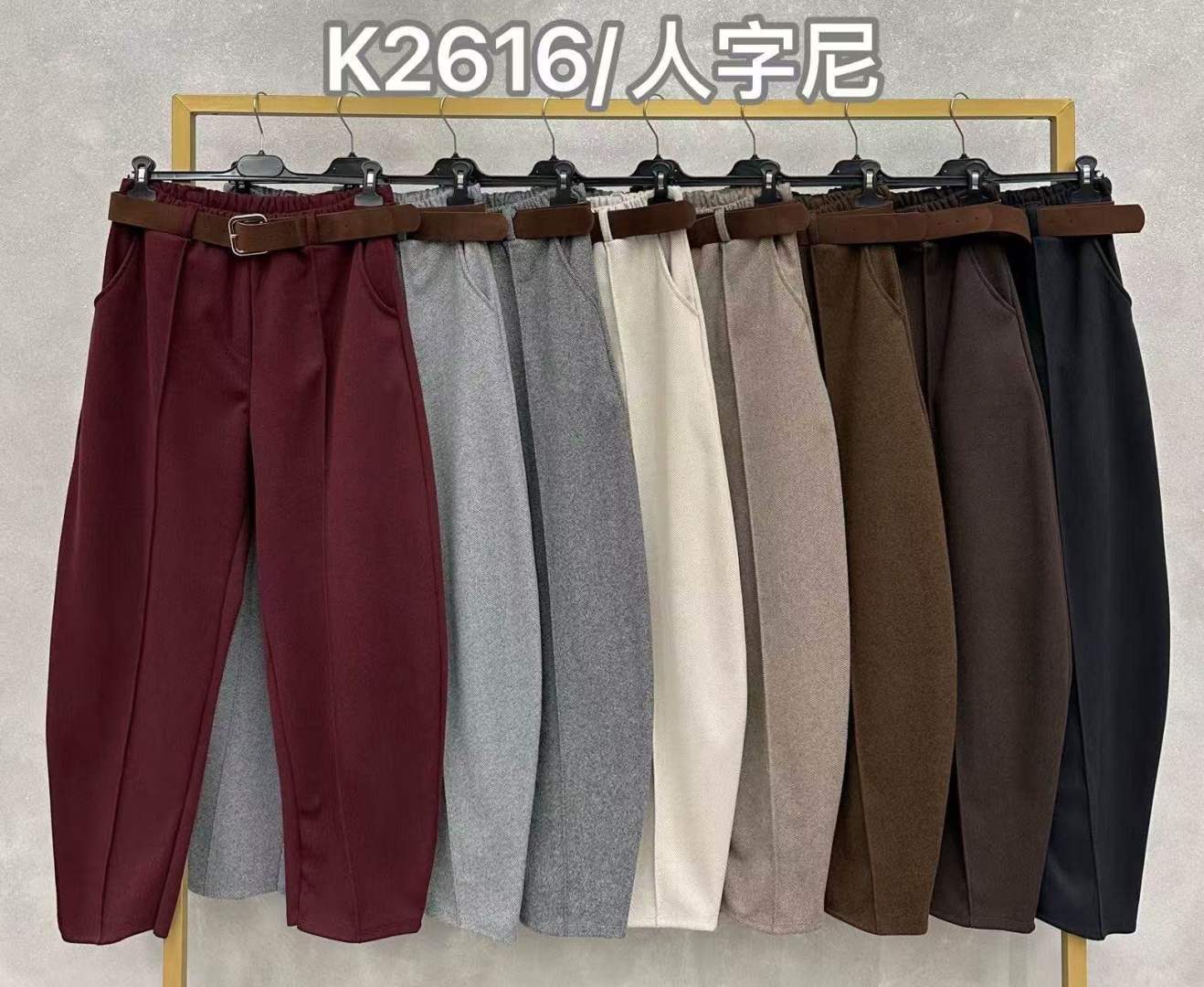 Hoch geschnittene Stoffhose mit Bügelfalte