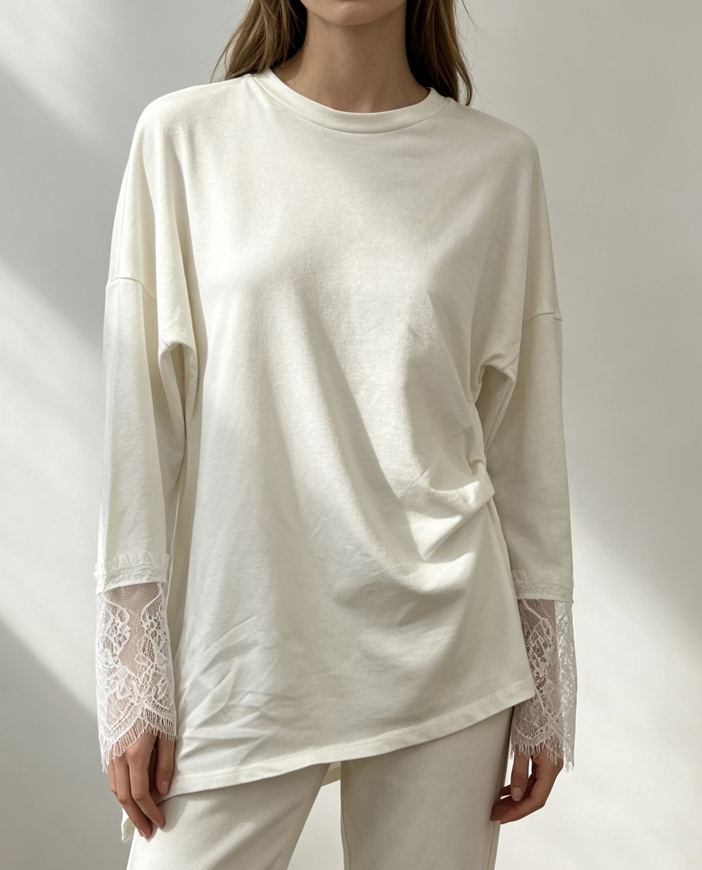 Locker geschnittene Bluse mit Spitzenbesatz