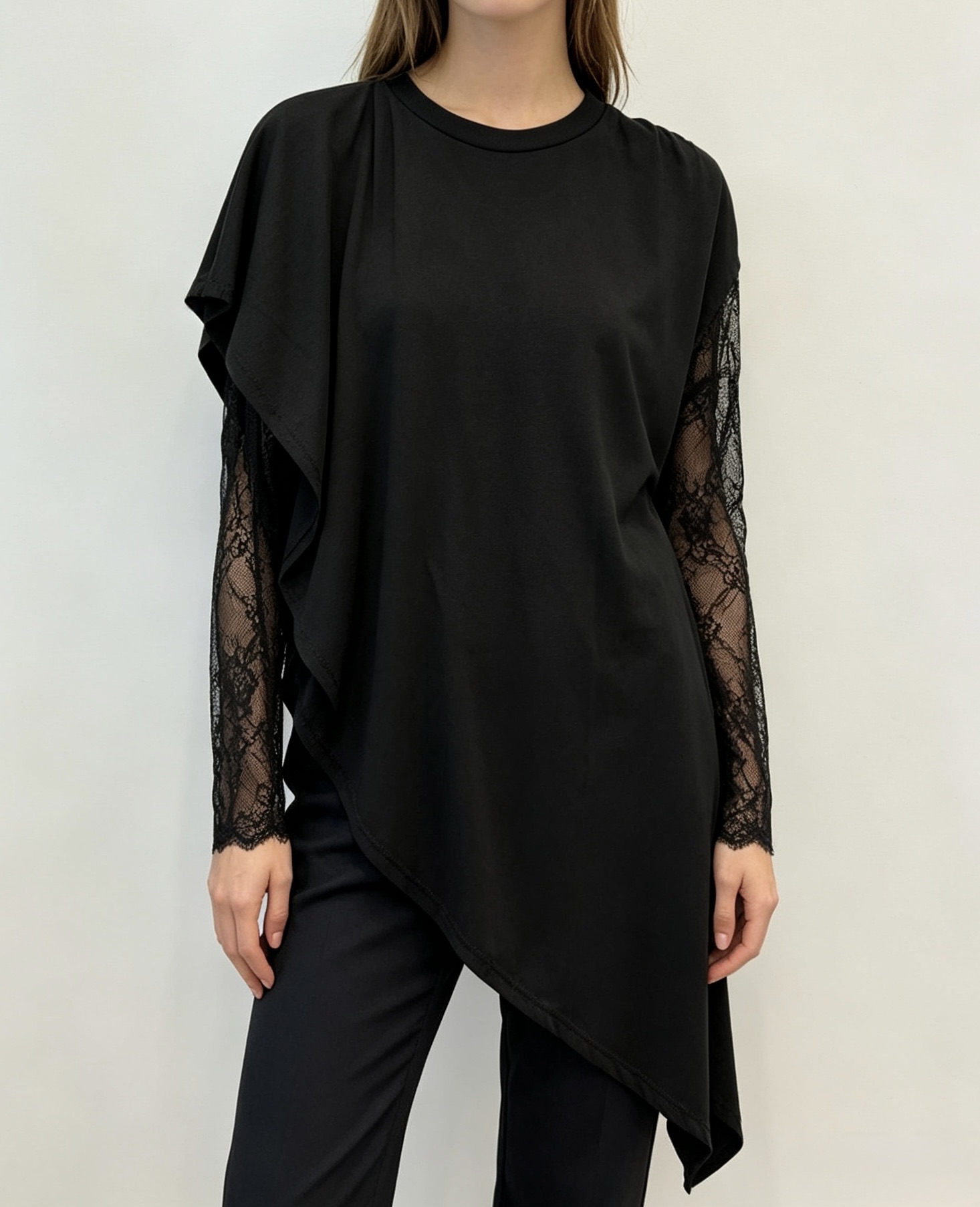 Asymmetrische Bluse mit Rüsche