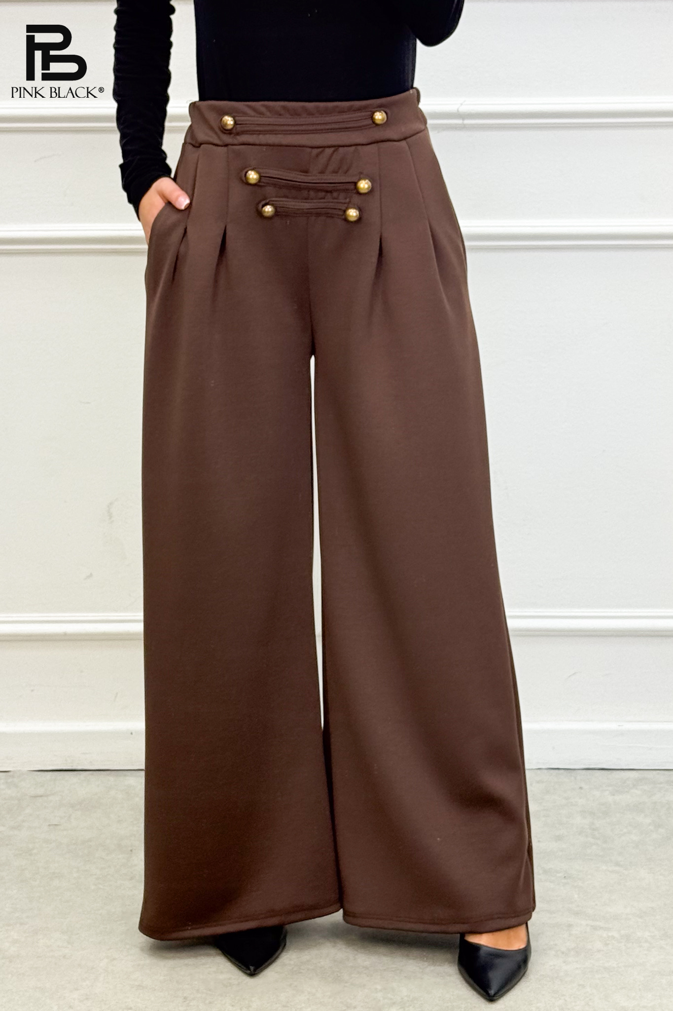 Weite Hosen mit Plisseefalten