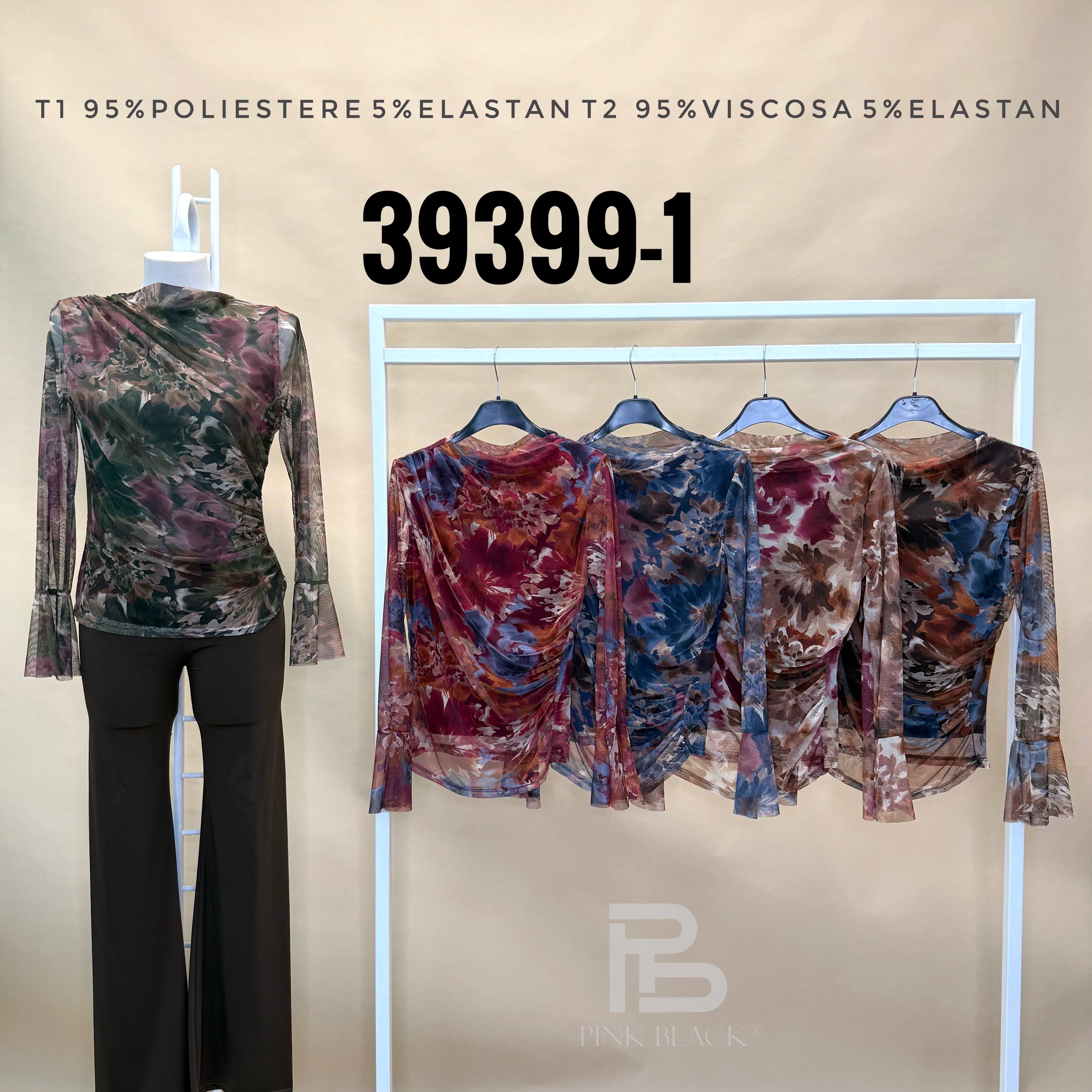 Figurbetontes Top mit Raffung und Blumenmuster