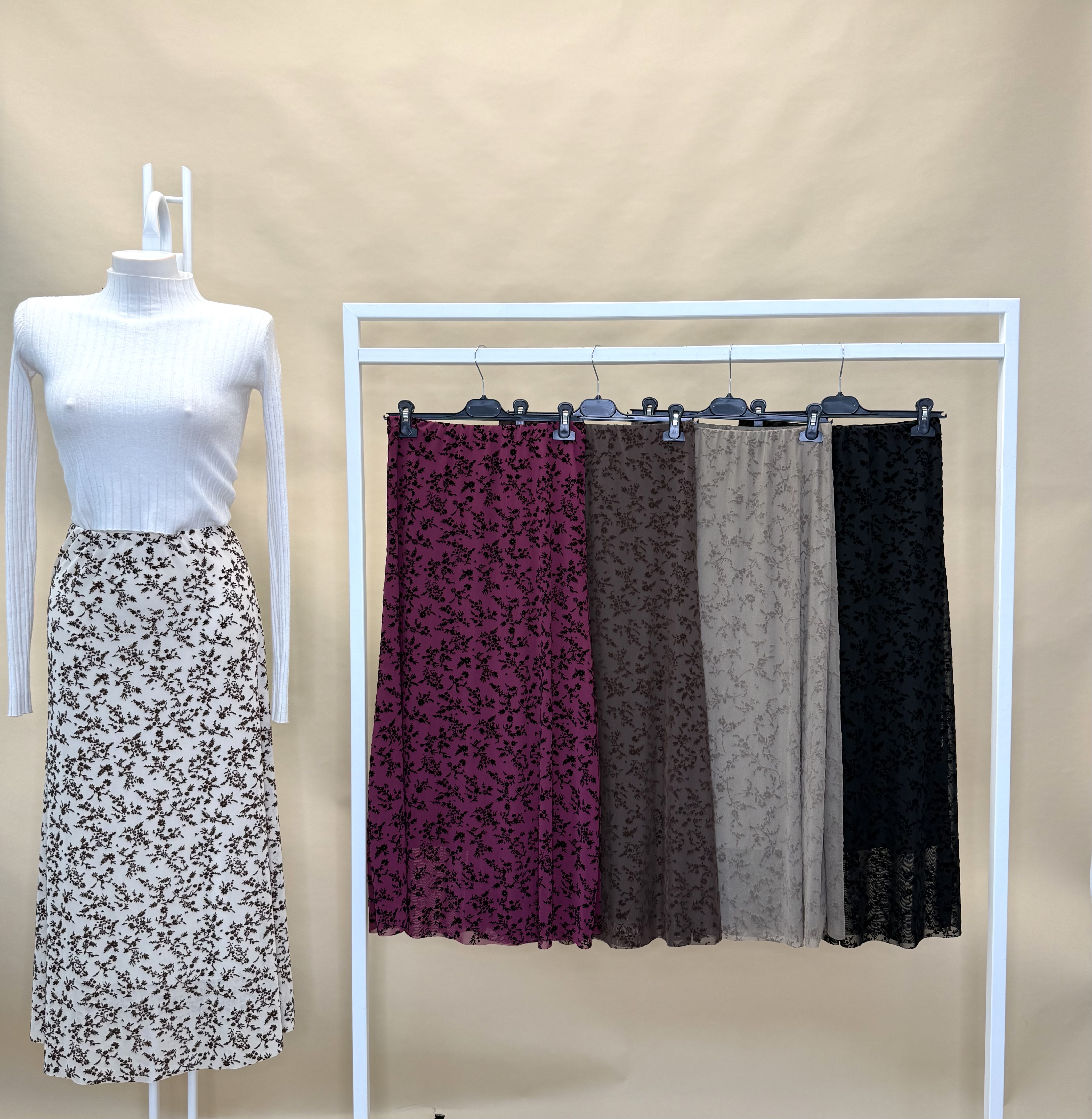 Figurnahes Midirock mit Blumenprint