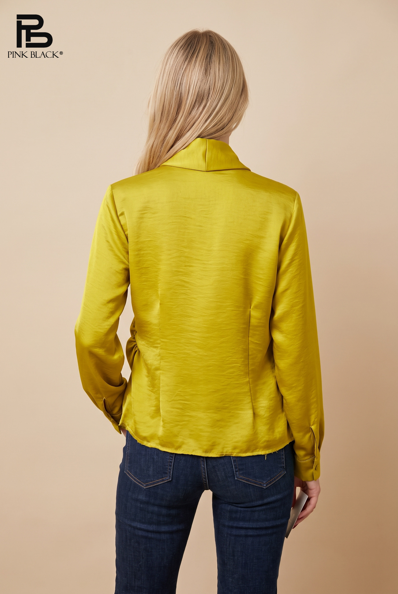 Bluse mit Stehkragen und Schleife