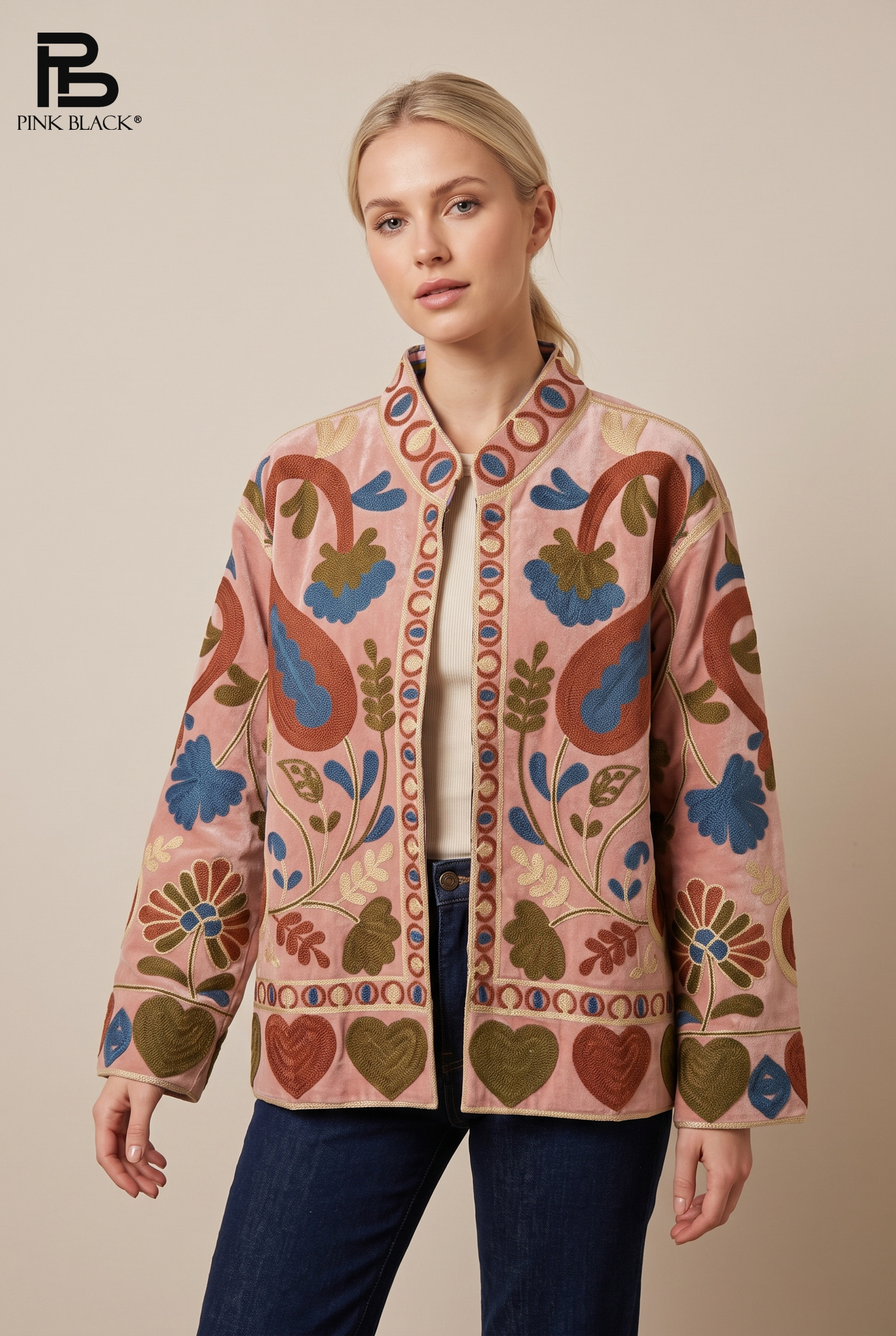 Kurze Jacke mit Stickerei