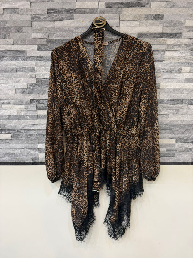 Wickelbluse mit asymmetrischem Saum