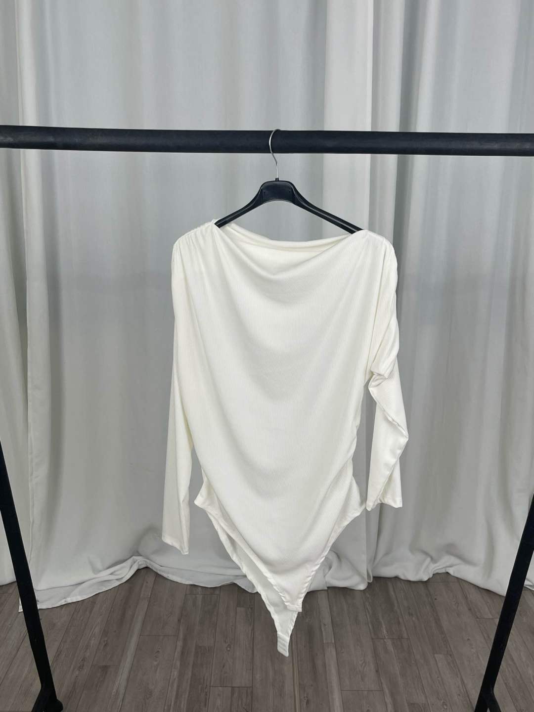 Figurnaher Off‑Shoulder‑Top in Rippoptik