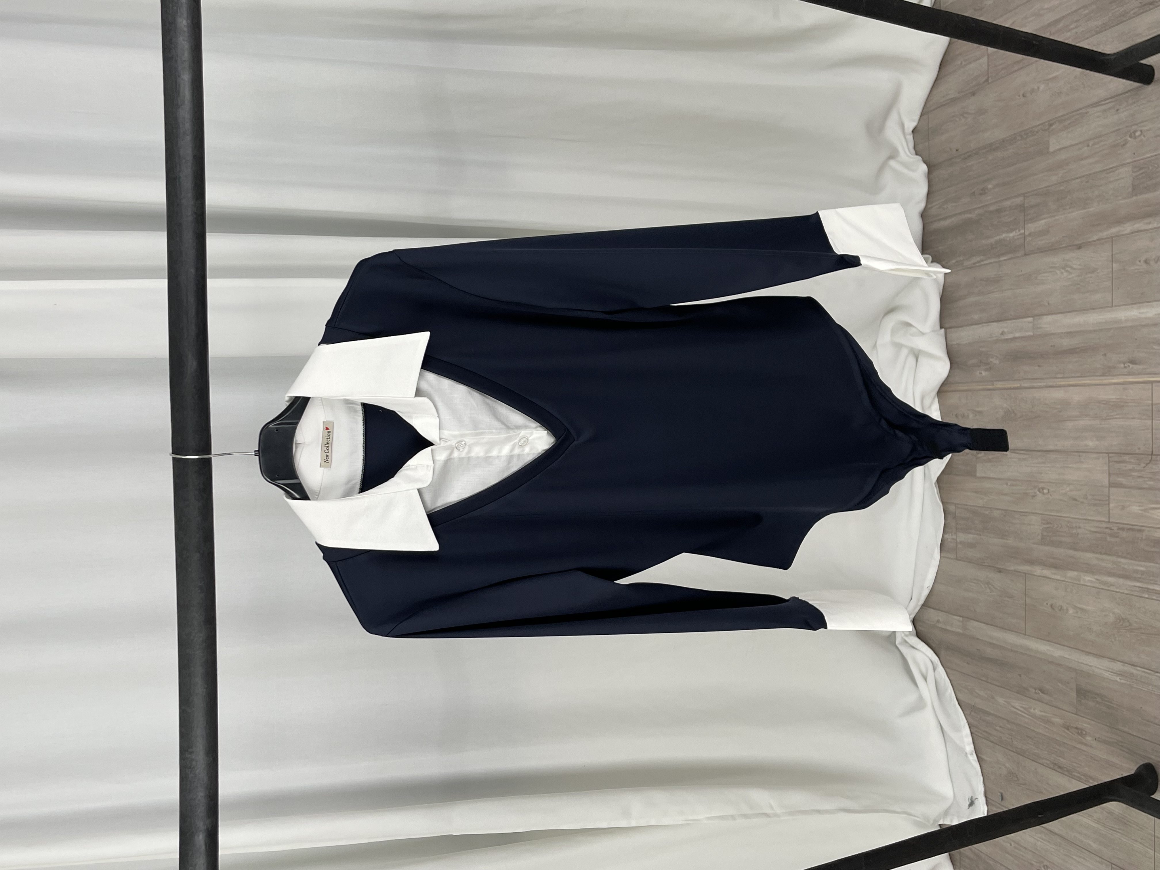Figurnaher Top mit Hemdkragen