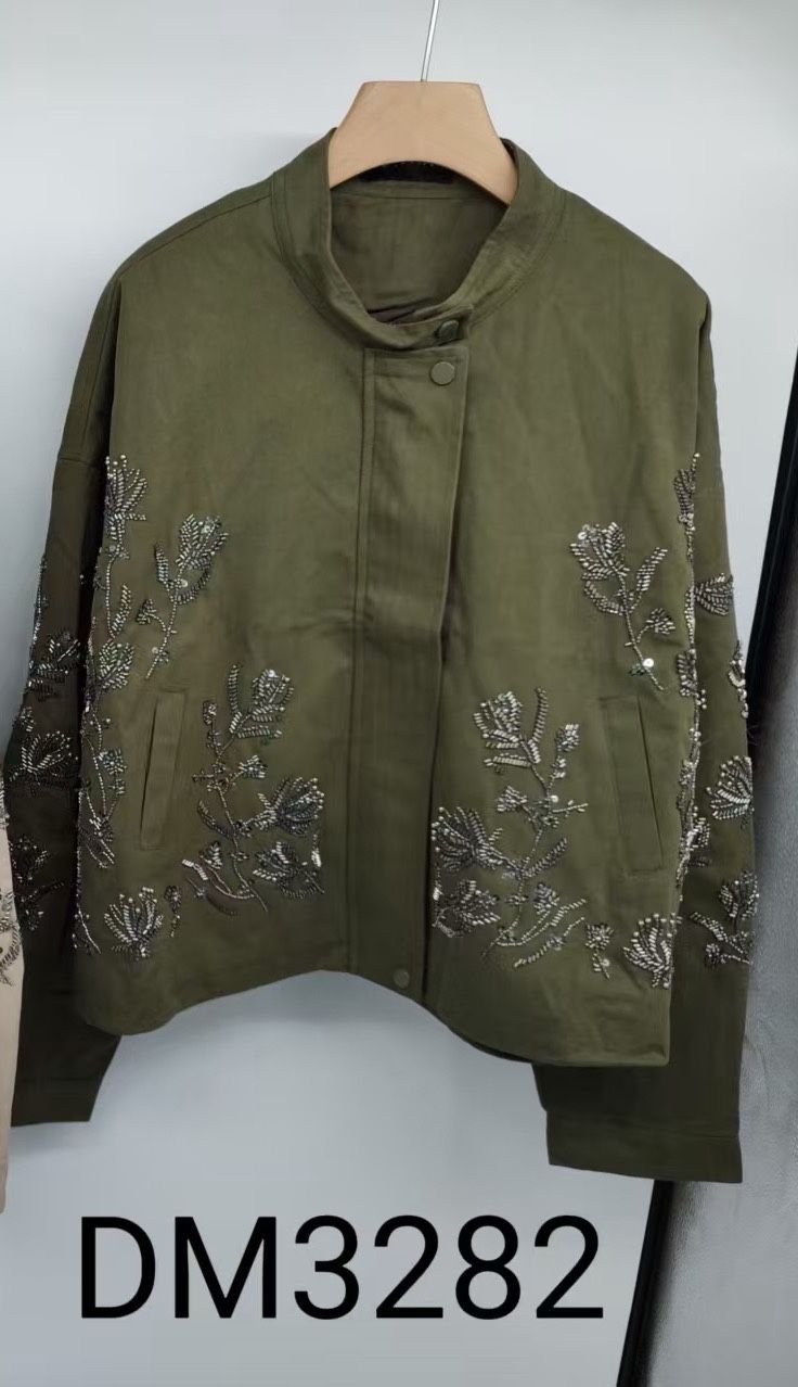 Kurze Jacke mit Stehkragen
