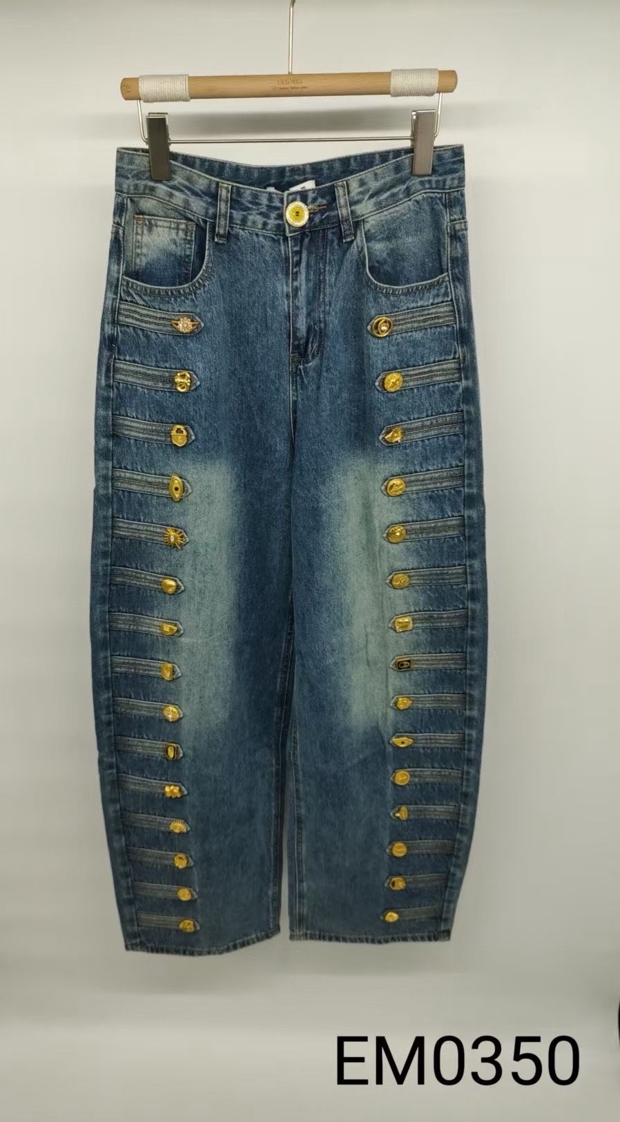 Gerade Jeans mit Knopfdetails