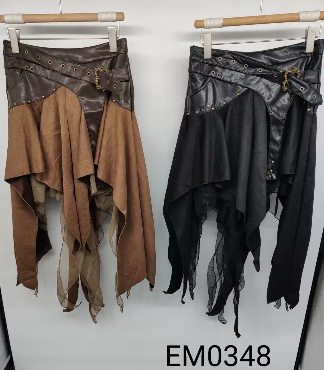 Asymmetrischer Midirock mit Gürtel