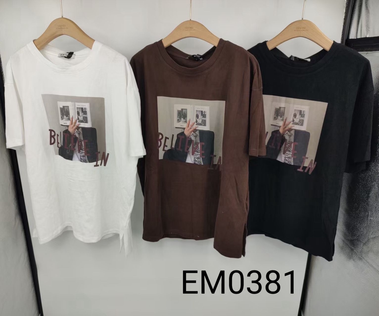 Locker sitzendes T‑Shirt mit Print