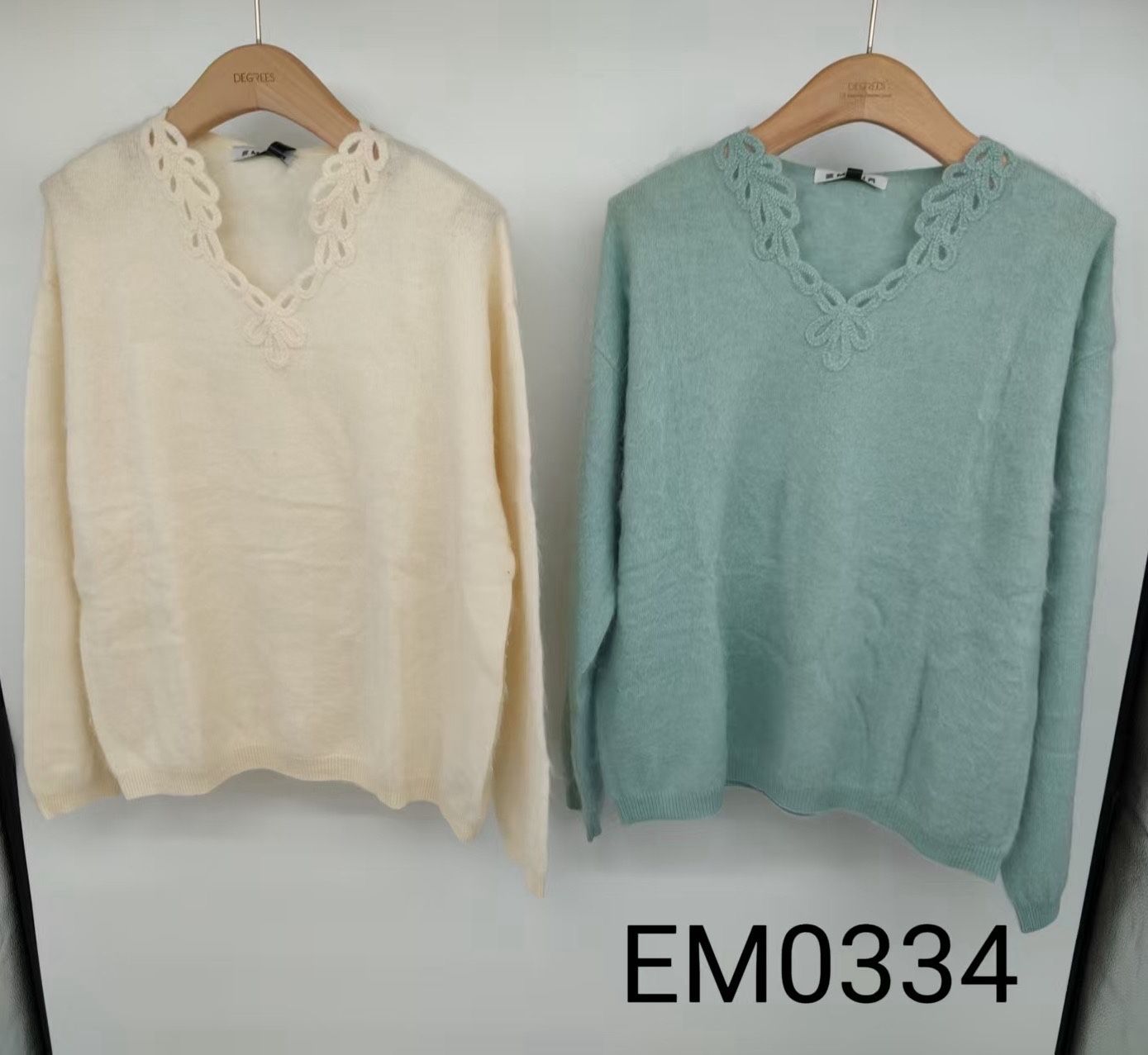 Pullover mit V-Ausschnitt und Stickerei