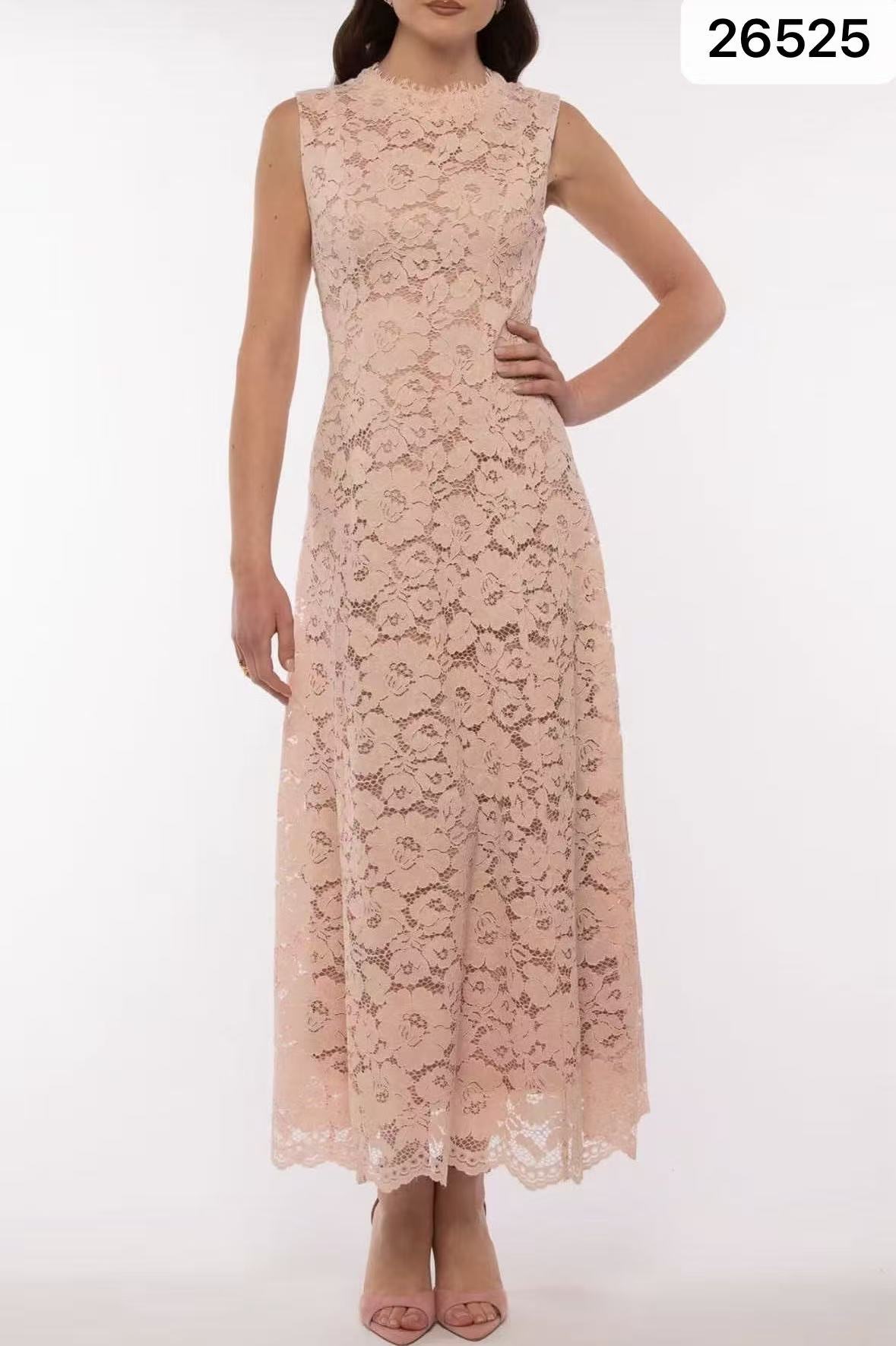 Figurbetontes Midi-Spitzenkleid