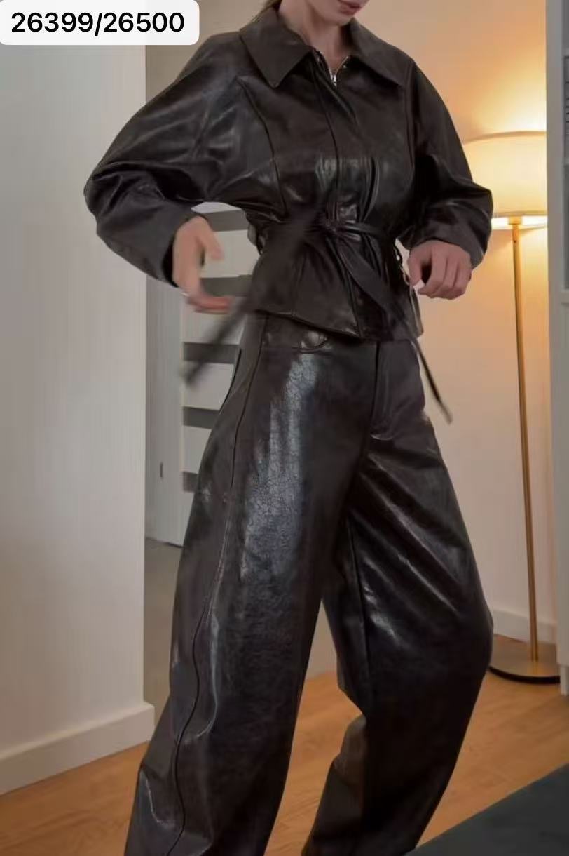 Kunstleder-Set mit Kragen