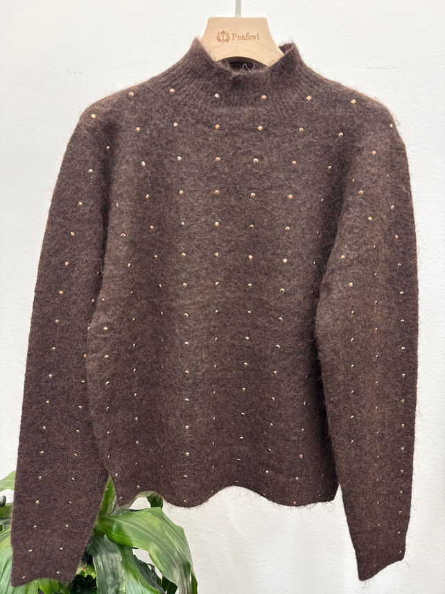 Flauschiger Stehkragenpullover mit Nieten