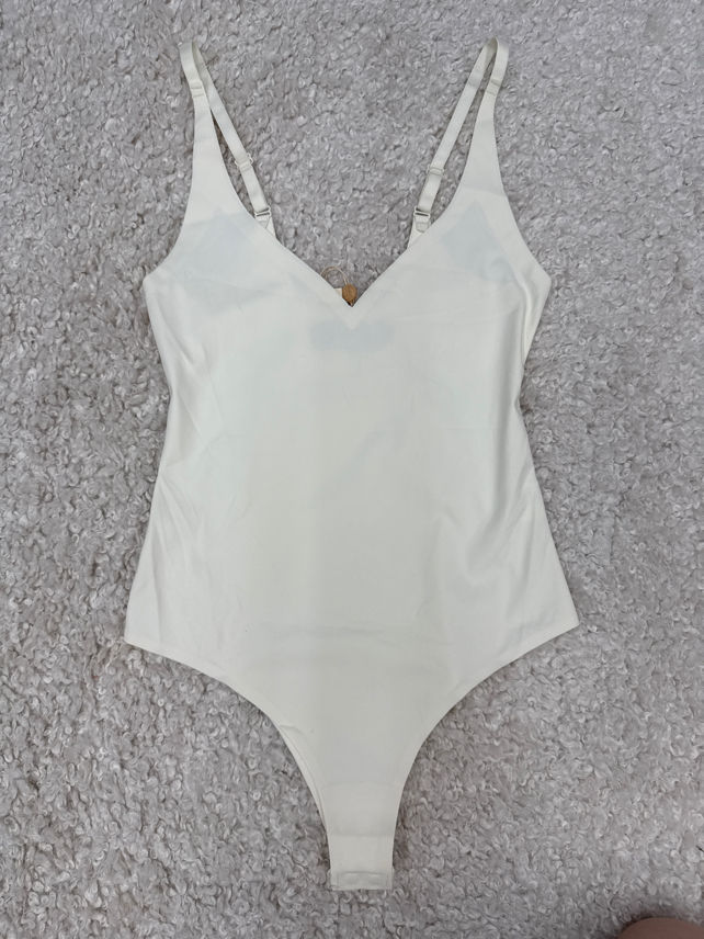 Figurbetontes Body mit V‑Ausschnitt