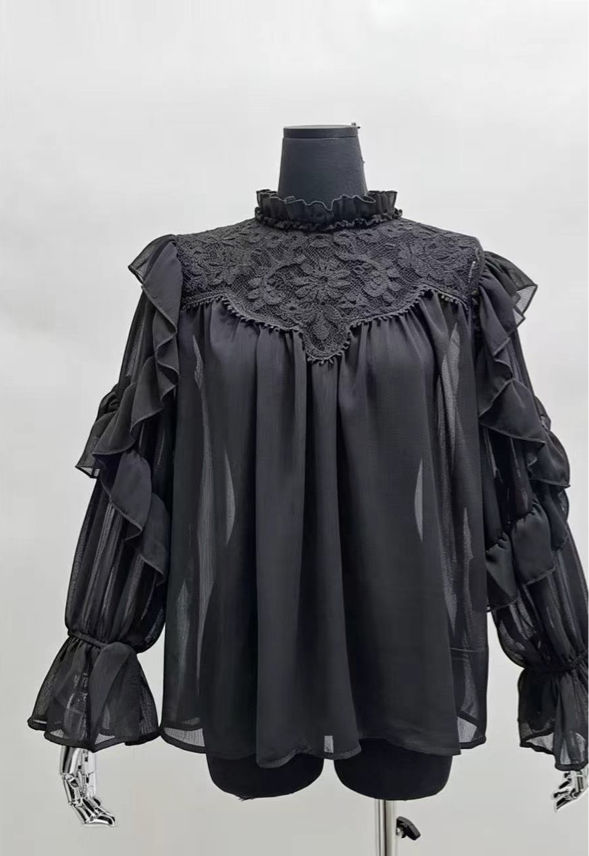 Bluse mit kurzem Stehkragen und Rüschen