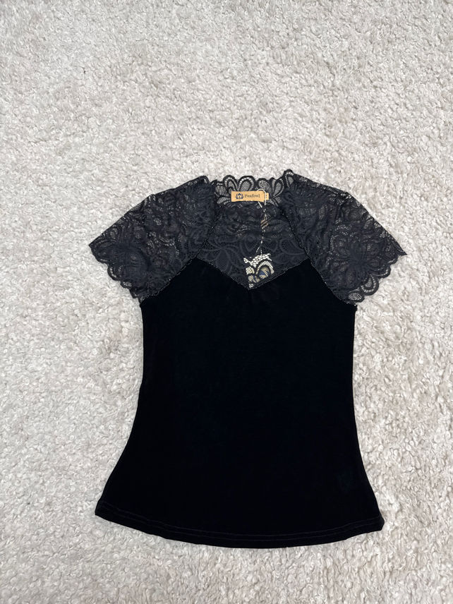 Figurbetontes Top mit Spitze