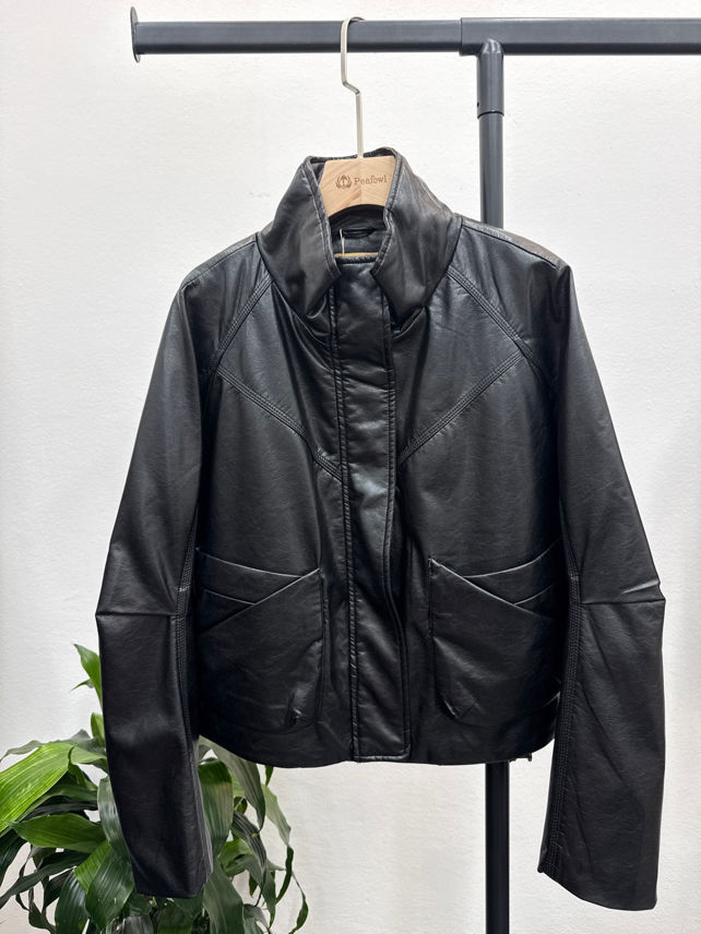 Kurze Jacke mit Stehkragen