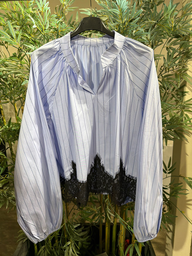 Stehkragen‑Bluse mit Falten