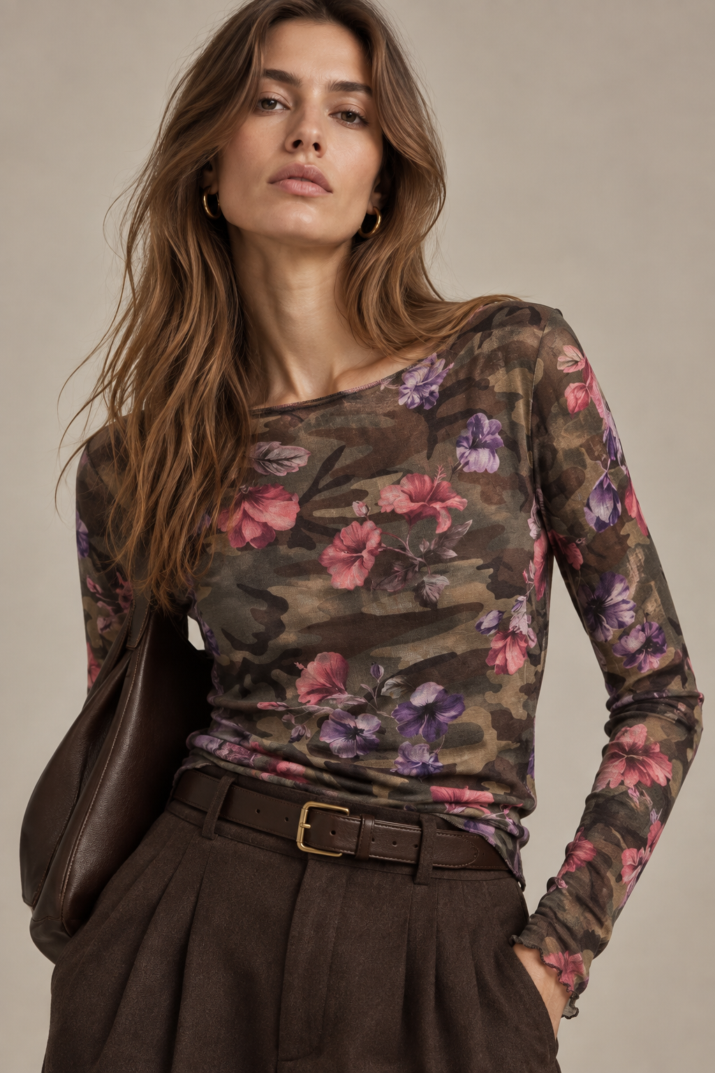 Tailliertes Top mit Camouflage-Motiv