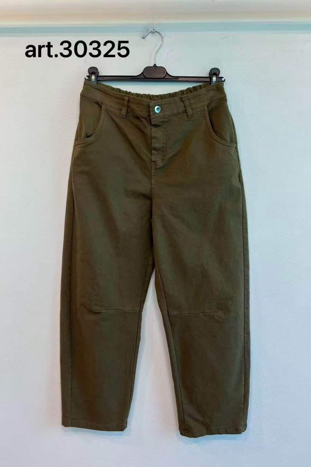 Gerade Bundfaltenhose bis zum Knöchel