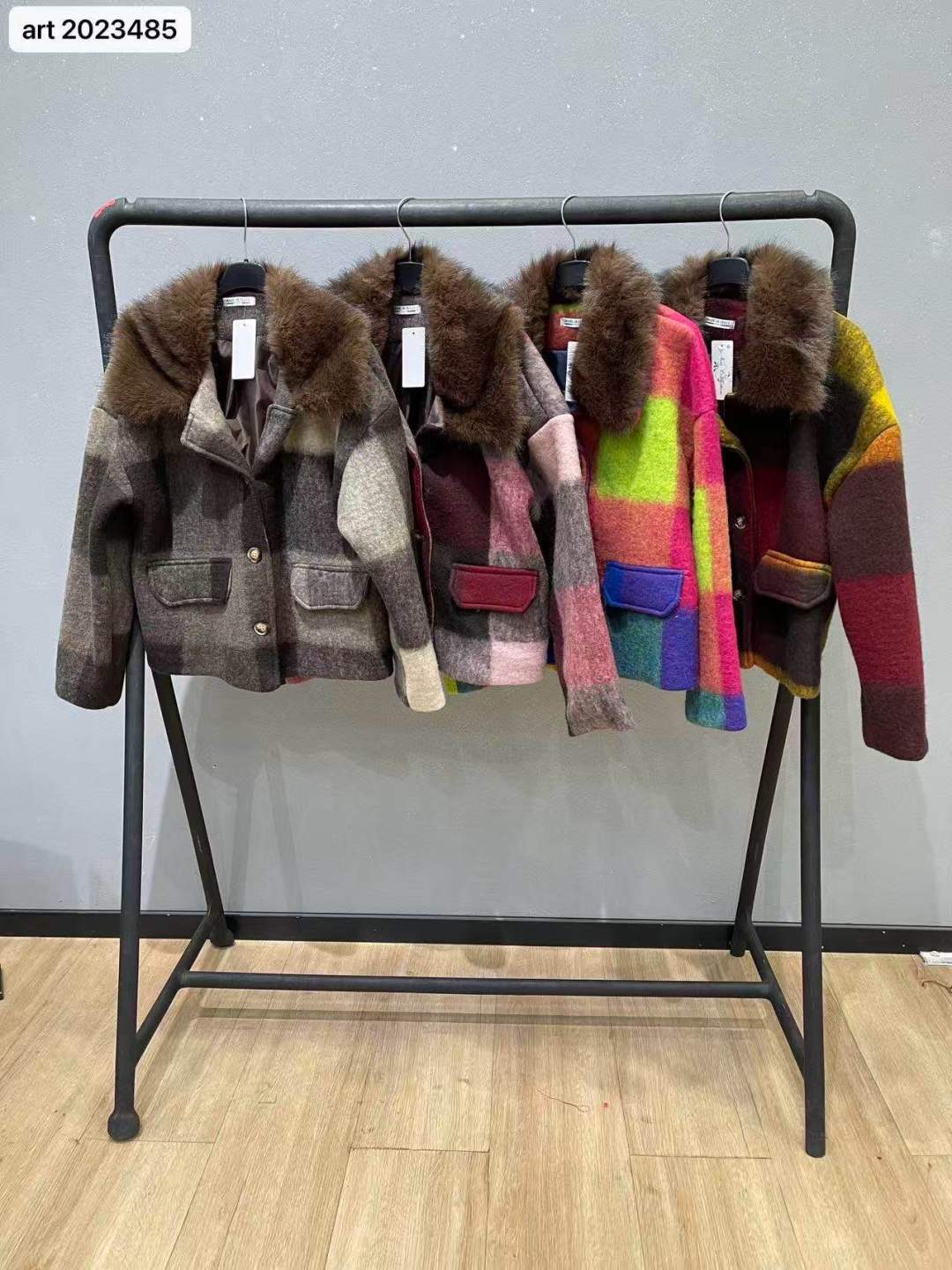 Kurze Jacke mit Fellkragen