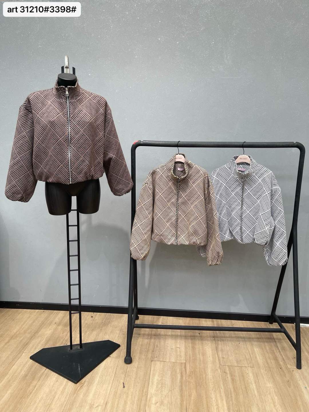 Oversize-Bomber mit Stehkragen
