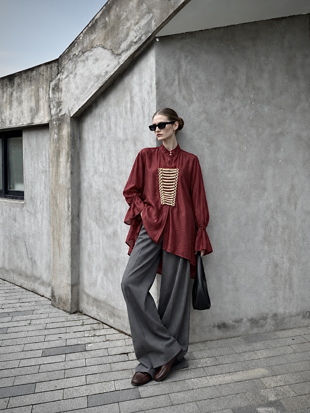 Verlängerte Bluse mit Stehkragen