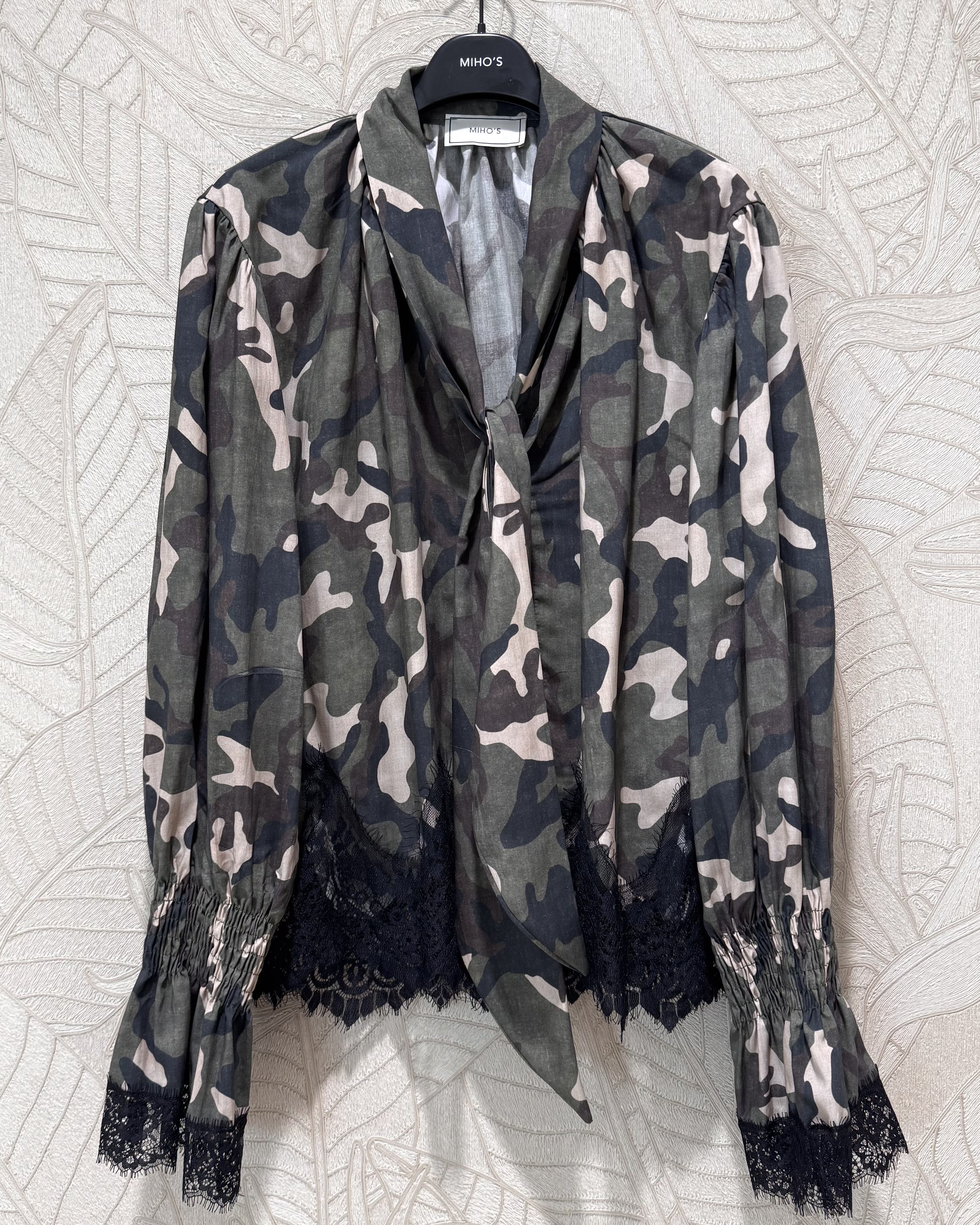 Locker geschnittene Bluse mit V‑Ausschnitt