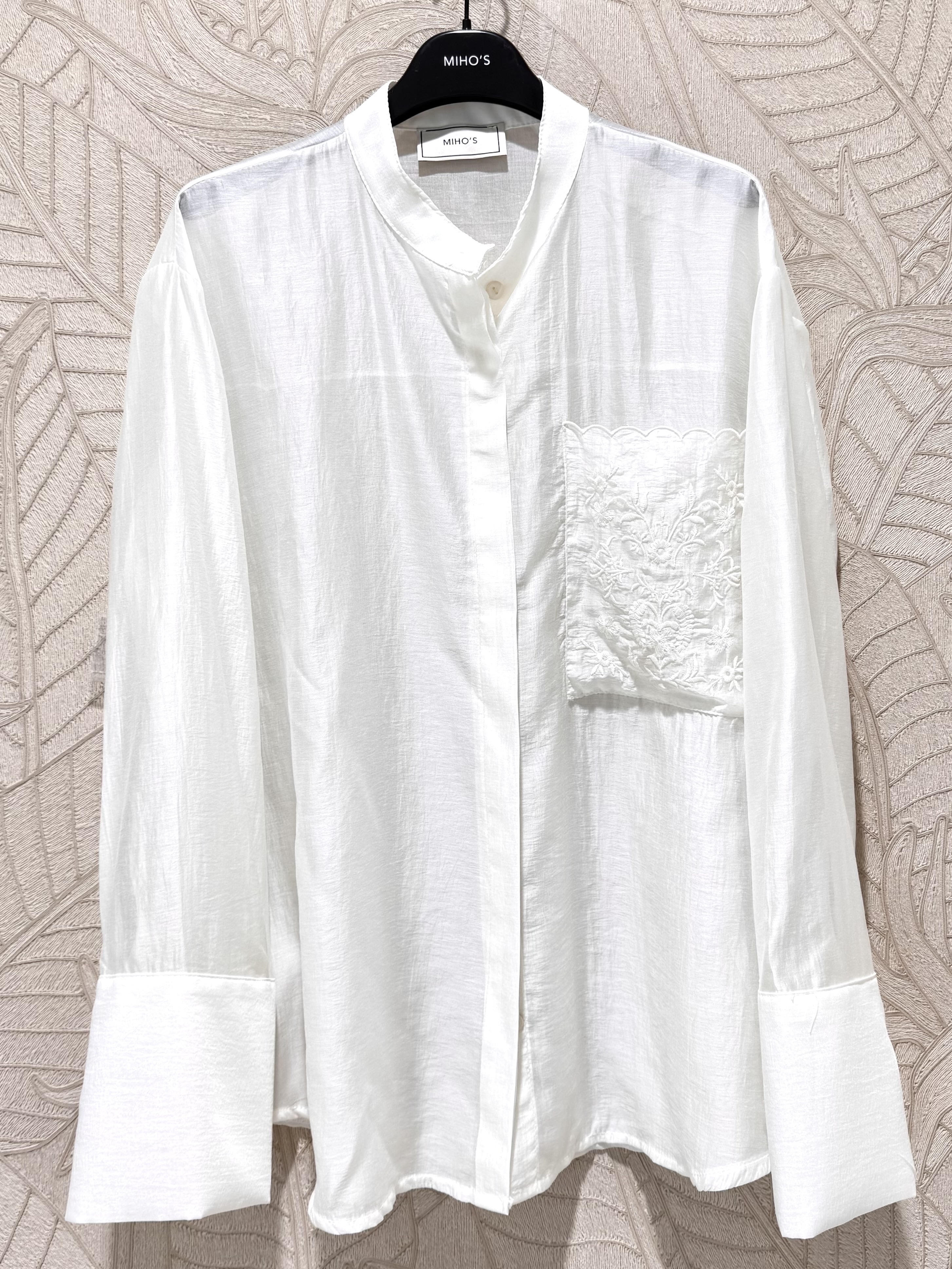 Locker sitzende Bluse mit Stehkragen