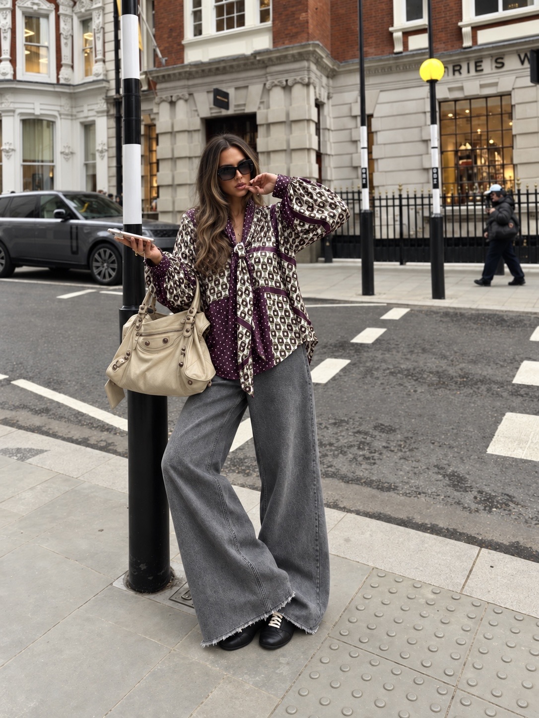 Bluse mit V-Ausschnitt und Bindung