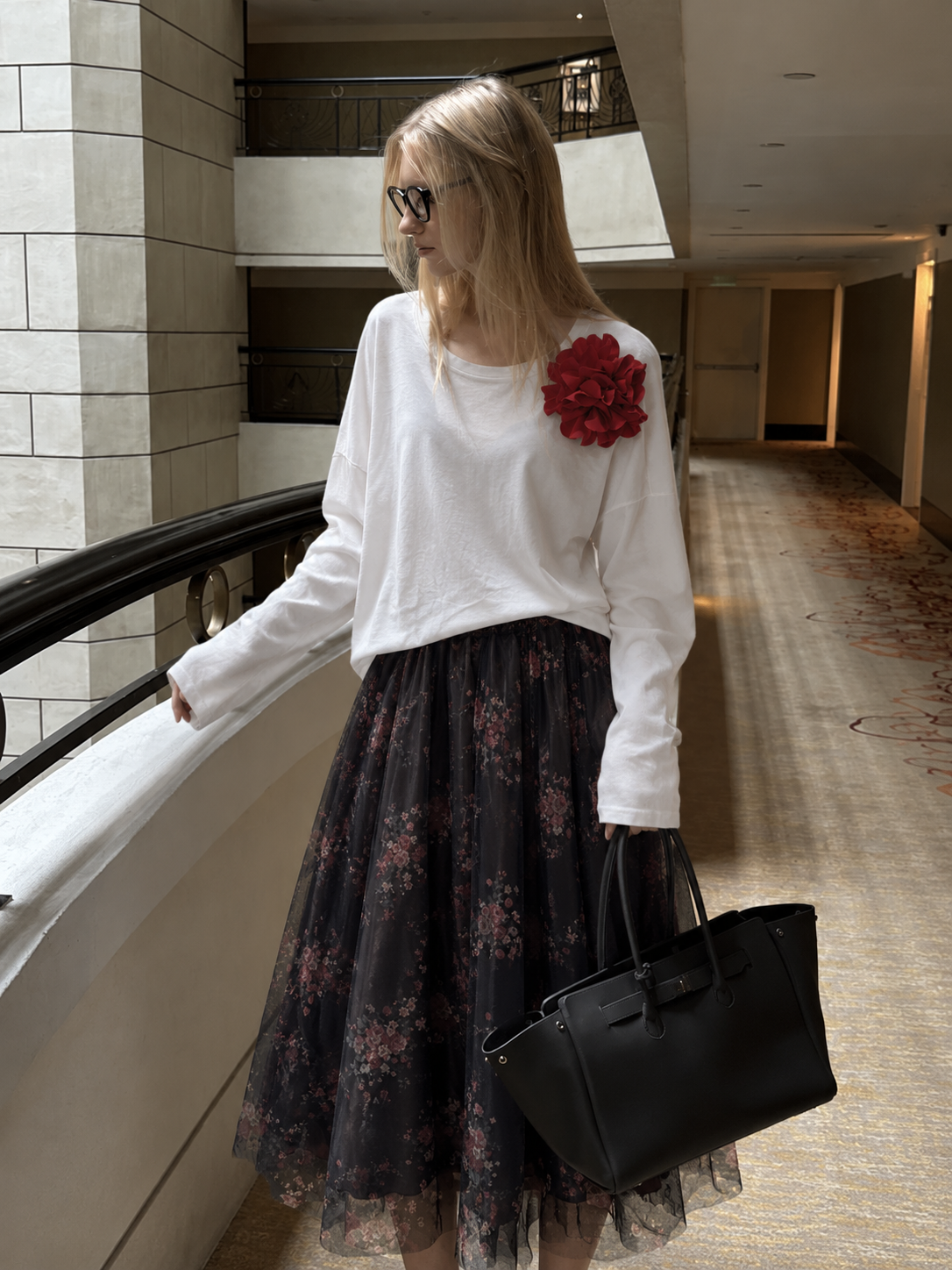Lockerer Pullover mit Schleife
