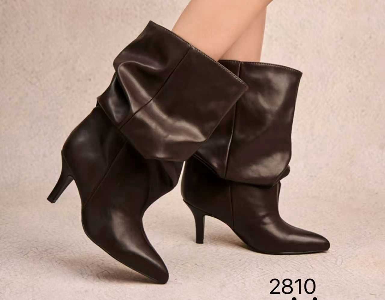 Spitze Stiefeletten mit gerafftem Schaft