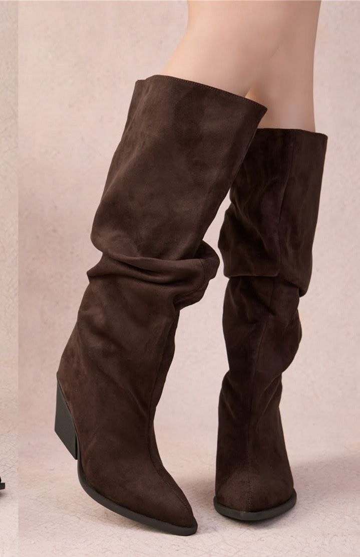 Stiefel mit geraffter Schaft
