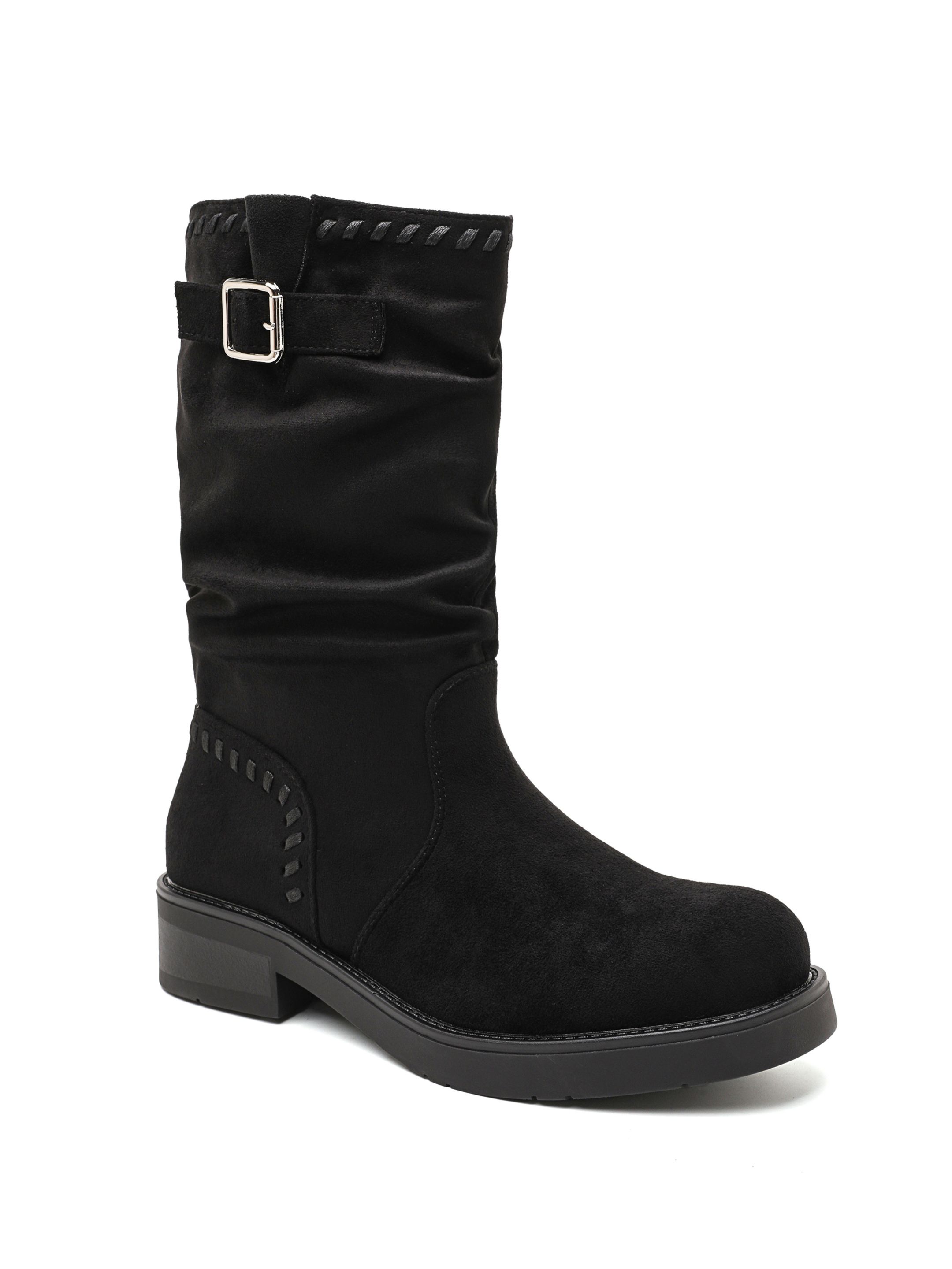 Stiefel mit dekorativen Knöpfen