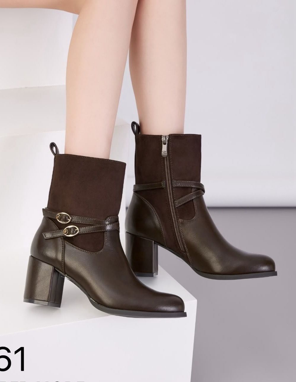 Stiefeletten mit Blockabsatz und Schnallendetail