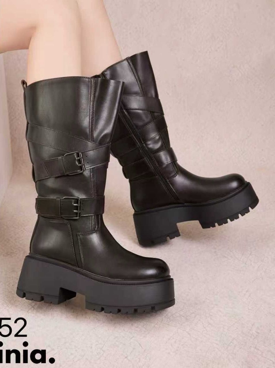 Plateau-Stiefel mit Riemen