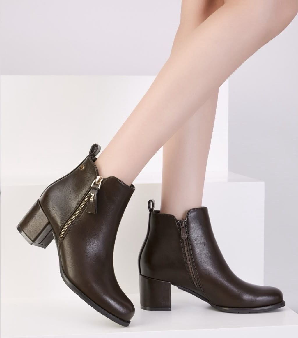 Ankle Boots mit Blockabsatz und Knopfdetail