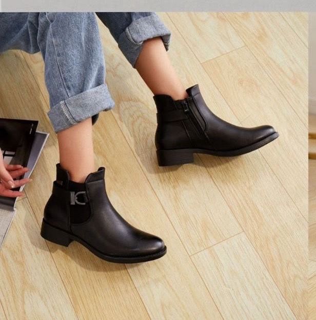 Stiefeletten mit niedrigem Blockabsatz
