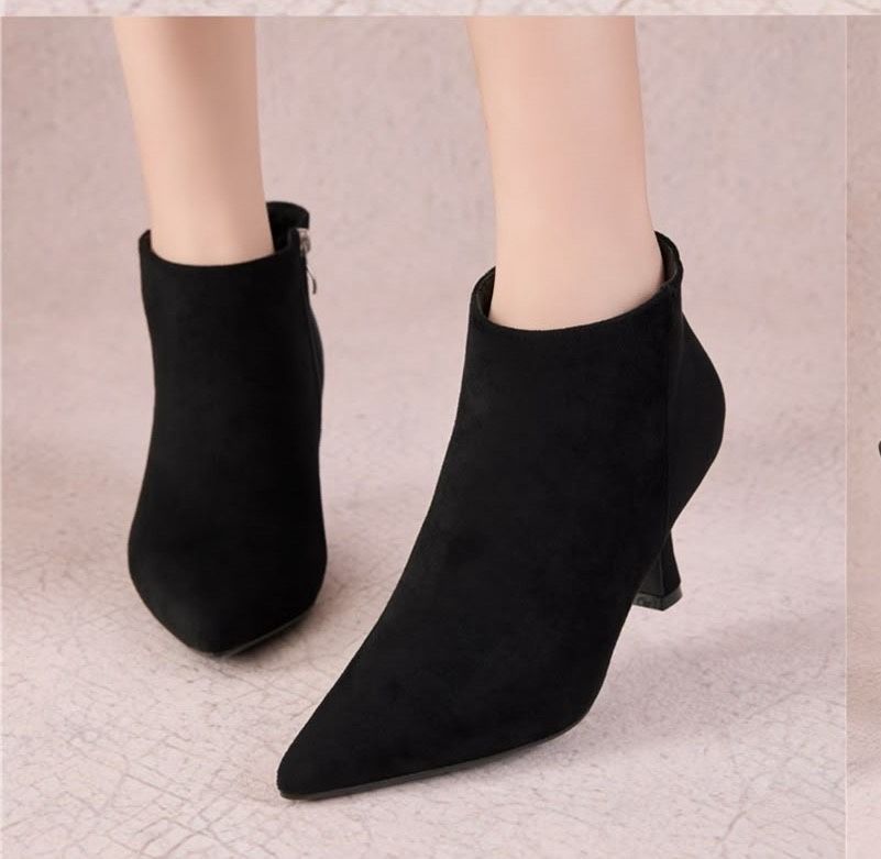 Stiefeletten mit Absatz und spitzer Zehenpartie