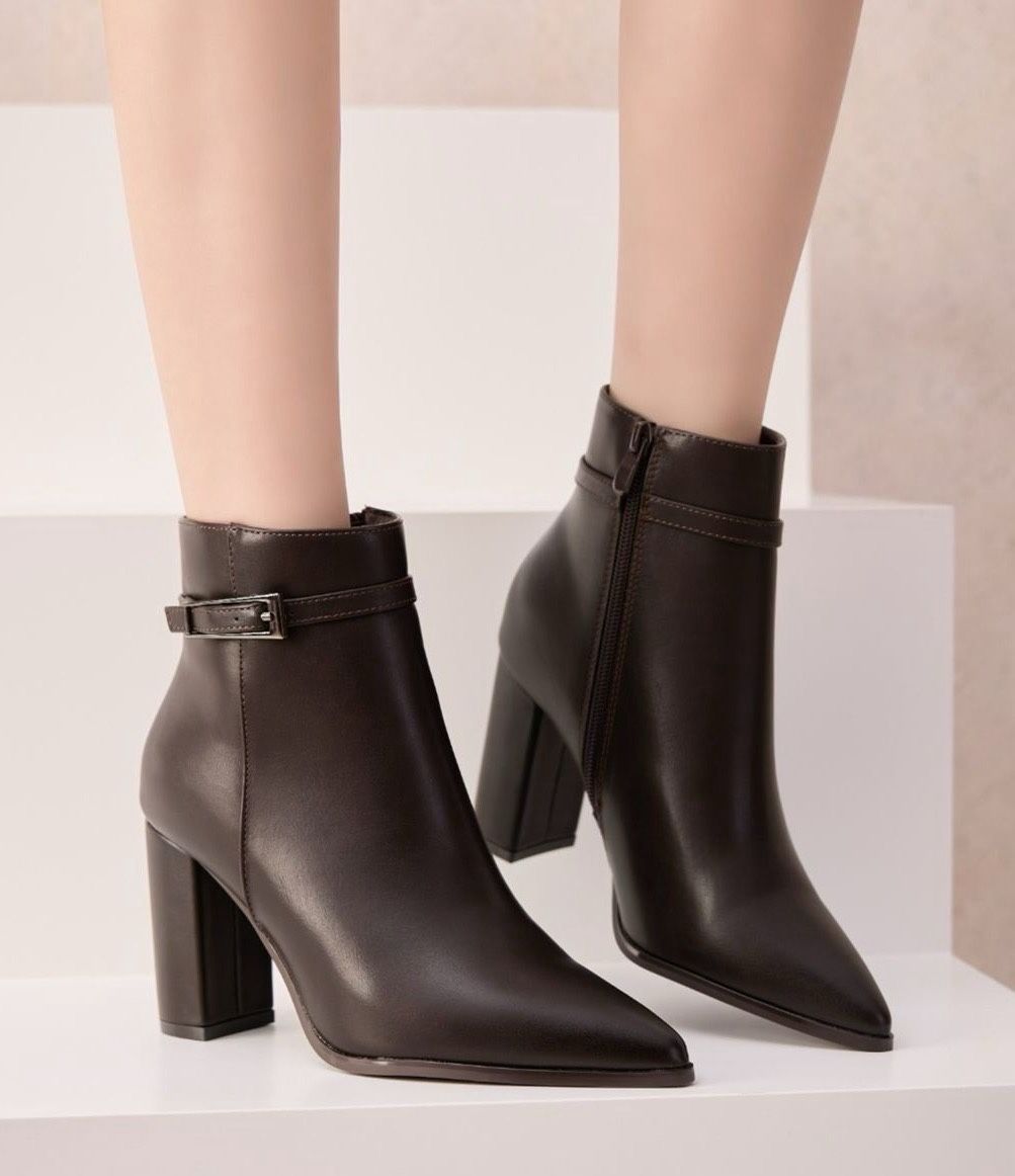 Knöchelstiefel mit Riemchen