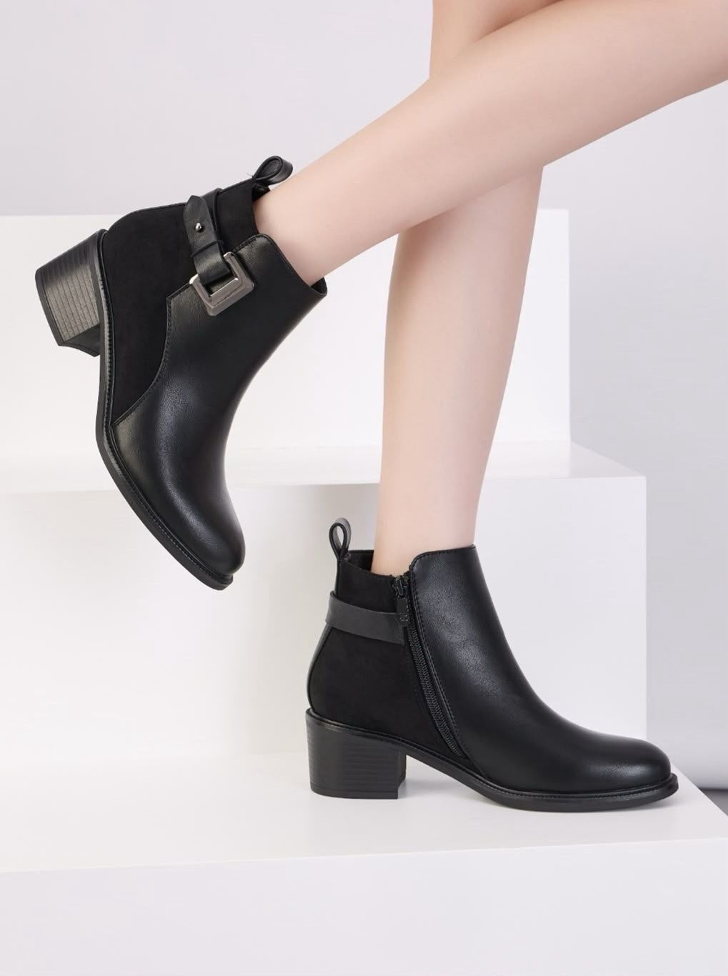 Kurzschaft-Stiefeletten in Veloursoptik mit Knöpfen