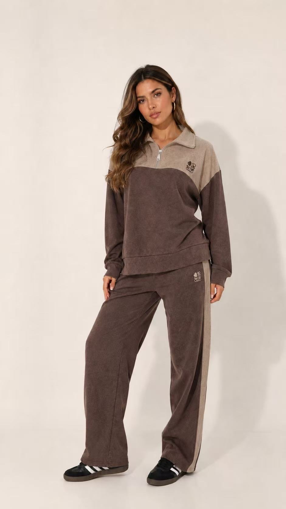 Jogginganzug mit weitem Kragen