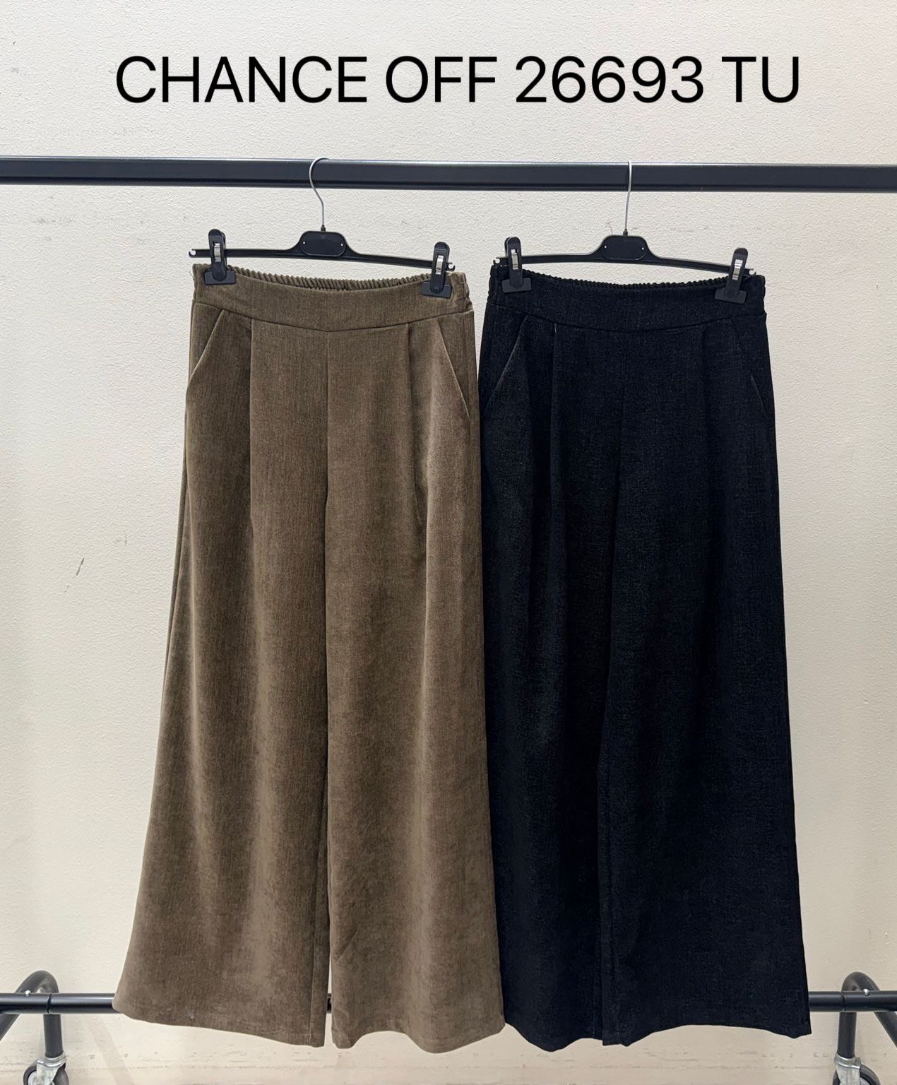 Weit geschnittene Hose mit Bügelfalten