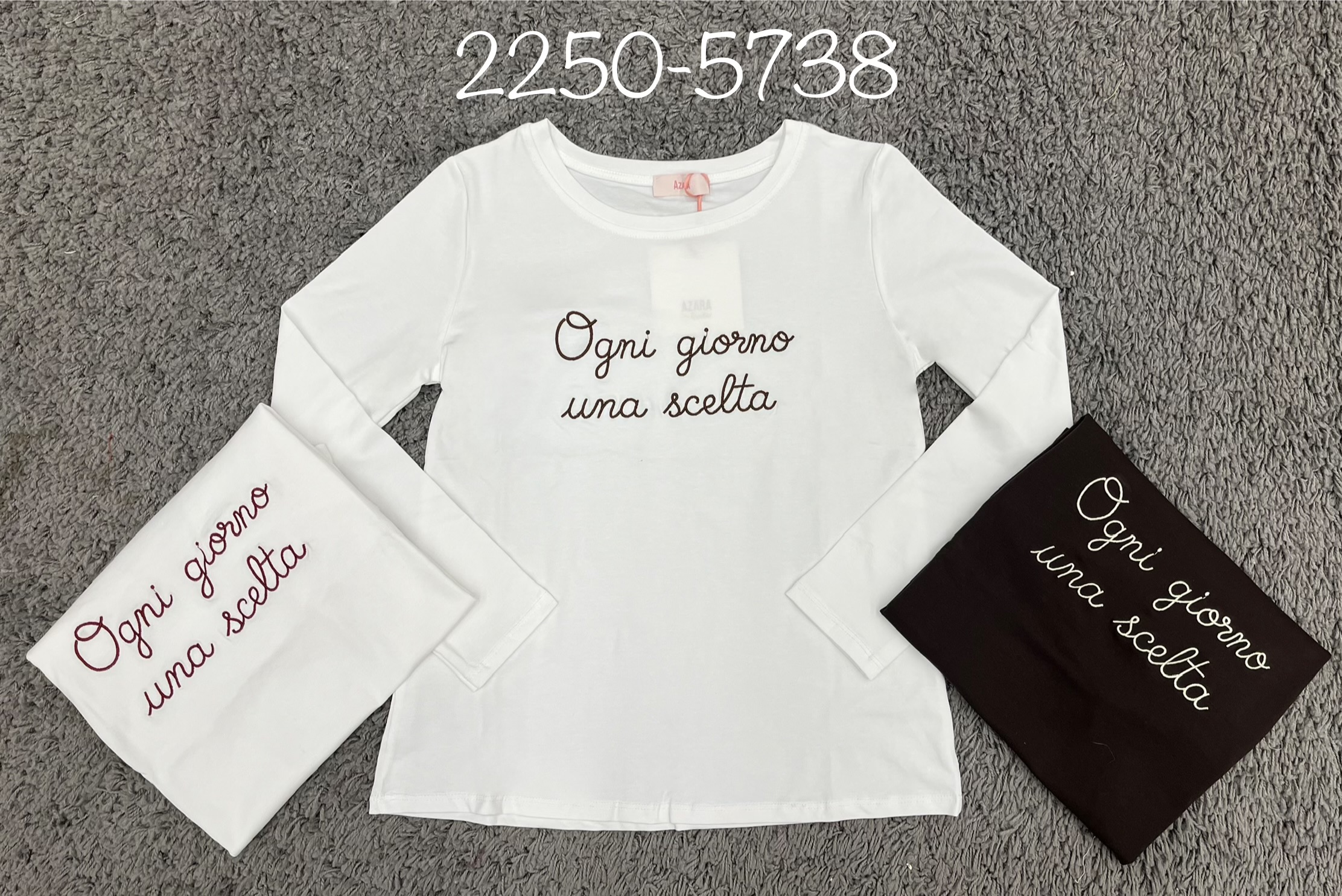 Figurbetontes Shirt mit Stickerei