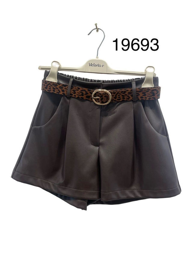 Shorts aus Kunstleder mit Gürtel