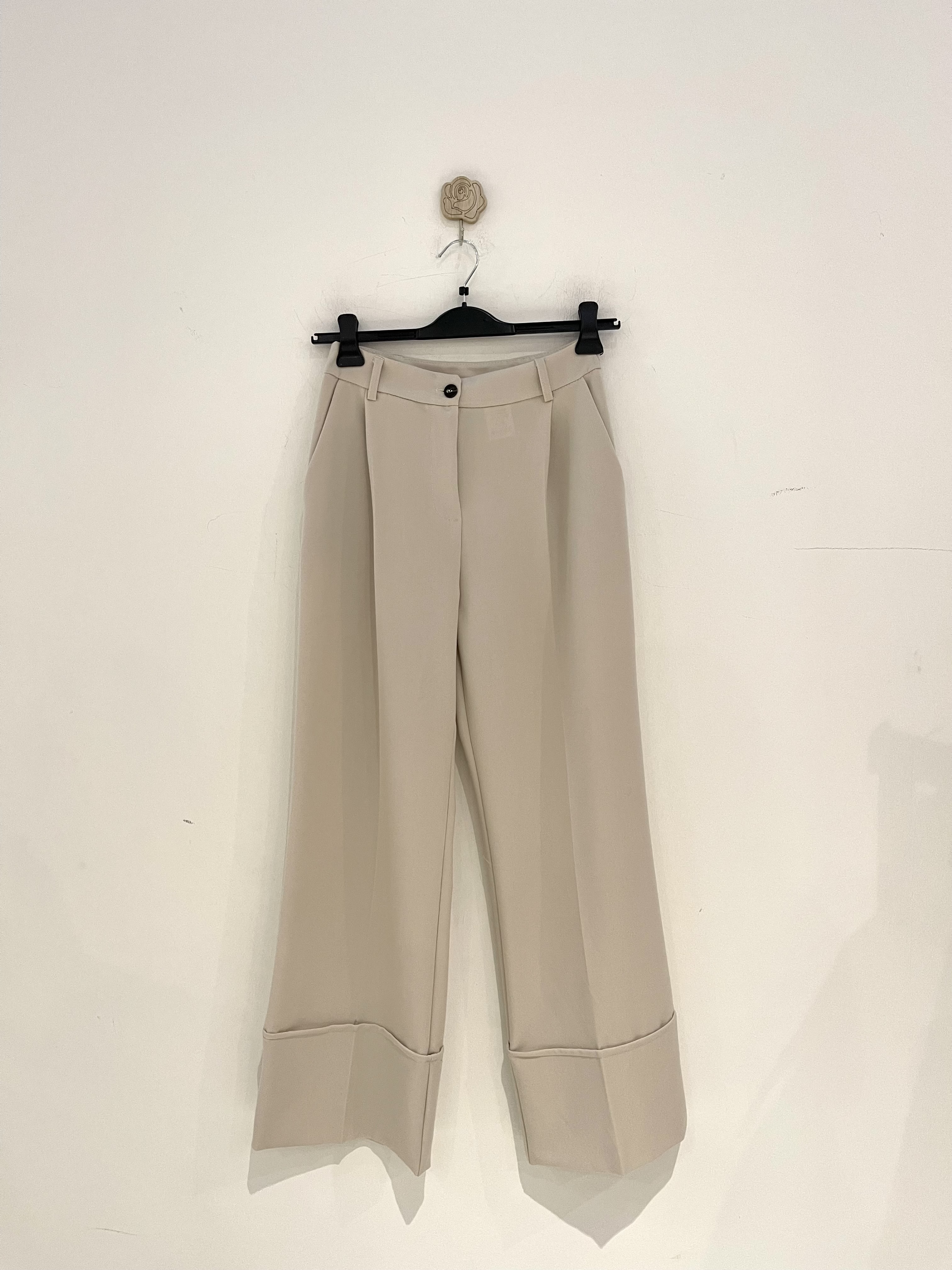 Gerade Hose mit Bügelfalte